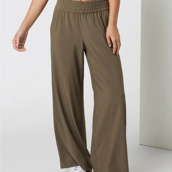 Vuori villa wide leg pant short dark oregano L large - Picture 2 of 4